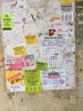Расклейка объявлений. Расклейщики листовок (2 фотографии)